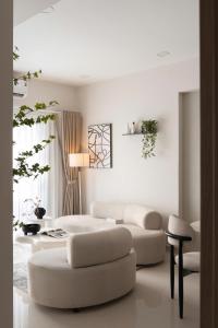 Khu vực ghế ngồi tại No Bait & Switch - Genuine Photos - Soho Residence - Luxury Studios & 2-3 Bedrooms - City Centre District 1, 5 Mins to Bui Vien