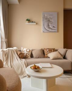 Khu vực ghế ngồi tại No Bait & Switch - Genuine Photos - Soho Residence - Luxury Studios & 2-3 Bedrooms - City Centre District 1, 5 Mins to Bui Vien