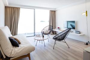 TV a/nebo společenská místnost v ubytování Sud Ibiza Suites