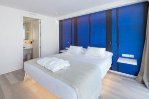 Postel nebo postele na pokoji v ubytování Sud Ibiza Suites + 37 fotografií