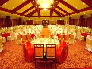 ein großer Bankettsaal mit weißen Tischen und Stühlen in der Unterkunft The CentrePoint Hotel in Kampong Kiulap + 41 Fotos
