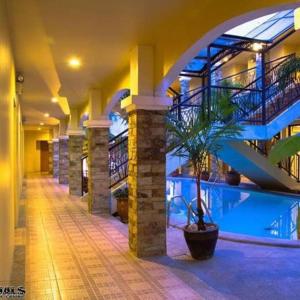 ein großes Gebäude mit Pool und Treppe in der Unterkunft Bayfront Hotel Subic in Olongapo