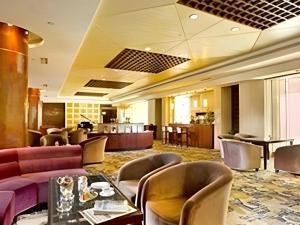 淳安Jiande Peninsula Kaihao Hotel的酒店大堂设有沙发和桌椅