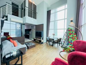 Μια τηλεόραση ή/και κέντρο ψυχαγωγίας στο High Floor 2BR Loft Seaview Maritime by Golden Hour 0706