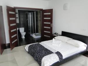 1 dormitorio con 1 cama y baño con ducha en Hotel Agat & SPA, en Bydgoszcz