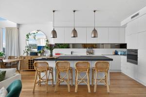 Η κουζίνα ή μικρή κουζίνα στο Luxury Curl Curl Retreat - Pool and Parking