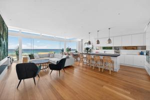 Η κουζίνα ή μικρή κουζίνα στο Luxury Curl Curl Retreat - Pool and Parking