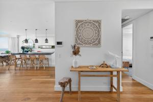 Η κουζίνα ή μικρή κουζίνα στο Luxury Curl Curl Retreat - Pool and Parking