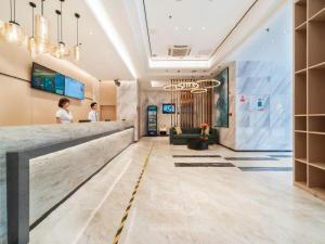 eine Lobby eines Hotels mit einer Rezeption in der Unterkunft City Comfort Inn Zhongshan Lihe Square Walmart Branch in Zhongshan