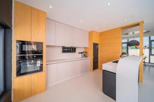 Kuchyň nebo kuchyňský kout v ubytování Bangtao New Luxury 7 Bedrooms Modern Space Aesthetic Design Private Pool Villa Private Movie Theater