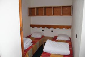 um pequeno quarto com duas camas num quarto em Résidence Montana Premier em Val Thorens