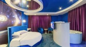 ein Schlafzimmer mit einem Bett und einer Badewanne in der Unterkunft TO915101 STILL LOVE THEME HOTEL in Chengdu