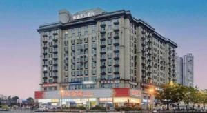 ein großes weißes Gebäude mit einem Schild darauf in der Unterkunft TO915101 STILL LOVE THEME HOTEL in Chengdu