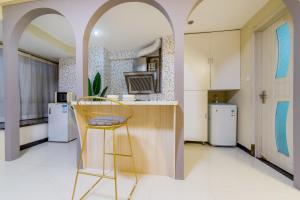 eine Küche mit einer Theke und einem Stuhl in einem Zimmer in der Unterkunft Ban Xia Sunshine Hotel- Drum Tower & YONGNING Gate Branch in Xi'an