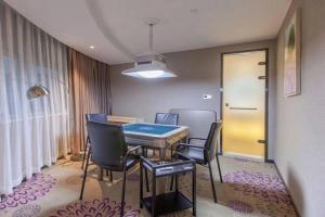 Lavande Hotel Wuhan Jianghan Road Subway Station في ووهان: غرفة طعام بها طاولة وكراسي