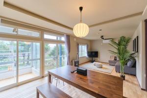 a living room with a table and a couch at Casa Katatsumuri in Nakafurano