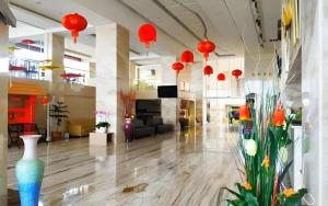 un atrio con lanterne rosse e vasi in un edificio di Grand Metro Hotel Tasikmalaya a Tasikmalaya