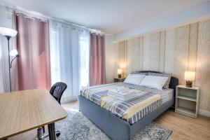 Tiny Penthouse Big Balcony Central & Cozy في مونتريال: غرفة نوم صغيرة مع سرير وطاولة