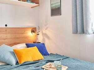 Кровать или кровати в номере Mobil-home avec terrasse à Hyères, idéal pour 4 personnes - API-1-52-1135