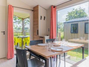 Αίθριο ή υπαίθριος χώρος στο Mobil home pour 6 personnes avec terrasse à Tréguennec - API-1-52-1130