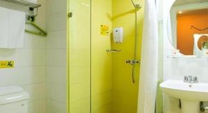 um banheiro com chuveiro e pia em Home Inn-Qingdao Chongqing Zhong Road Licang Walking Street em Laoshan mais 72 fotografias