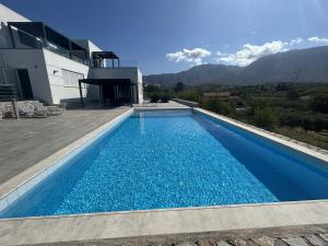 ein Swimmingpool vor einem Haus in der Unterkunft Villa Maïa in Dhrámia