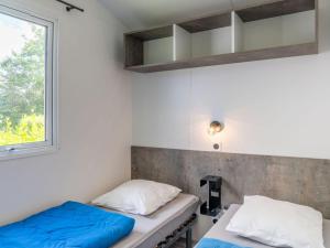 Ένα ή περισσότερα κρεβάτια σε δωμάτιο στο Mobil home pour 4 pers. avec terrasse - Tréguennec - API-1-52-1147 +28 φωτογραφίες