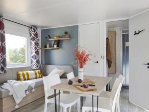 Χώρος καθιστικού στο Location Mobil-home avec Terrasse à Illiers-Combray - API-1-52-1153