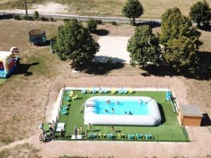 Πισίνα στο ή κοντά στο Location Mobil-home avec Terrasse à Illiers-Combray - API-1-52-1153