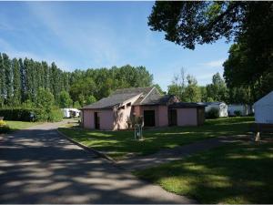 Το κτήριο όπου στεγάζεται  το κάμπινγκ