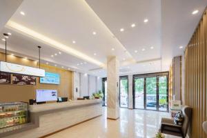 eine Lobby eines Ladens mit Wartebereich in der Unterkunft City Comfort Inn Wuhan Zhongnan Road Fujiaopo in Wuhan