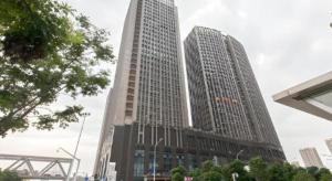 ein hohes Gebäude mit zwei Wolkenkratzern in einer Stadt in der Unterkunft City Comfort Inn Wuhan Wangjiawan Longyangcun Metro Station in Wuhan