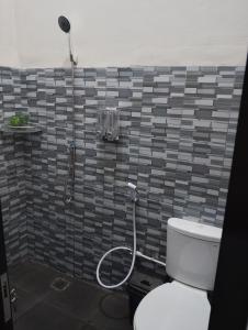 Ein Badezimmer in der Unterkunft Traveling Guest House Lombok