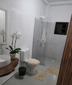 Et badeværelse på Suítes Sonhos e Requinte