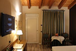 A television and/or entertainment centre at Hotel Don Carlo