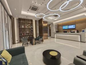 a lobby of a hotel with a waiting room at City Comfort Inn Yulin Jincheng Center Municipal Government in Yulin