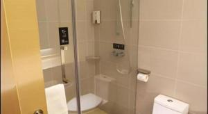 un bagno con doccia e WC di City Comfort Inn Rizhao High-speed Railway Station Yingbin Road RT-Mart a Rizhao Altre 57 foto