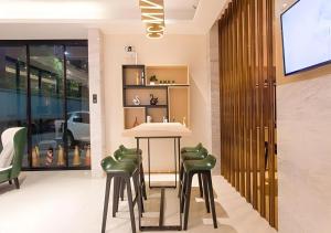 un bar con sgabelli verdi in una stanza di City Comfort Inn Nanning Shuangyong Road Guangxi Medical University a Nanning