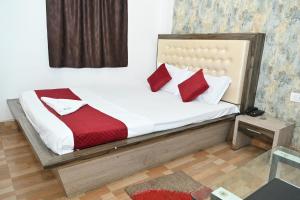 Ένα ή περισσότερα κρεβάτια σε δωμάτιο στο Maurya Royal