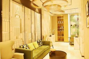 a living room with a couch and a table at City Comfort Inn Tianmen East Lake Wanda Plaza in Tianmen