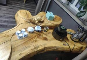 Příslušenství pro přípravu čaje a kávy v ubytování Thank Inn Plus Hotel Xinjiang Urumqi Tianshan District Bingtuan Erzhong