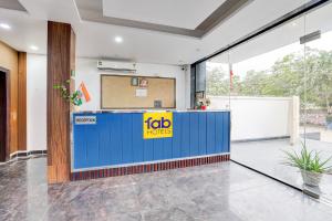 FabHotel Groom Room في نويدا: ردهة فندق إتش كيه أو مع منضدة زرقاء وصفراء