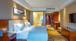 um quarto grande com uma cama grande e uma casa de banho em Days Hotel by Wyndham Hunan Changsha Convoy em Changsha