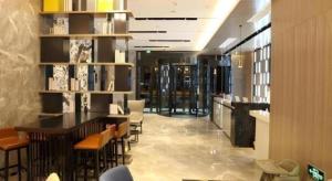 restauracja z krzesłami i bar w budynku w obiekcie Echarm Hotel Wuhan High-speed Rail Peace Park Metro Station w mieście Wuhan