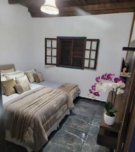 En eller flere senge i et værelse på Suítes Sonhos e Requinte