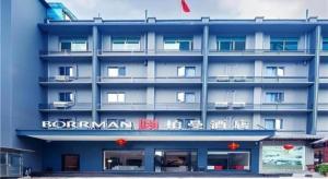 um grande edifício azul com um sinal nele em Borrman Hotel Changsha Wuyi Square Yingbin Road Metro Station em Changsha