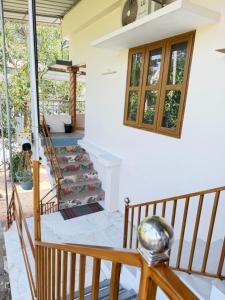 ein Blick auf die Veranda eines Hauses in der Unterkunft Marari brezza homestay in Alappuzha