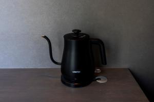 a black kettle sitting on top of a table at Amp Flat 清川 in Sumiyoshi