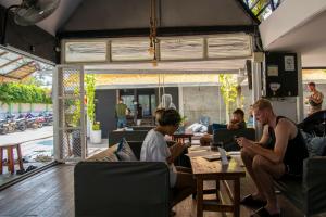 涛岛涛岛潜水DPM酒店及酒吧的一群人坐在客厅里