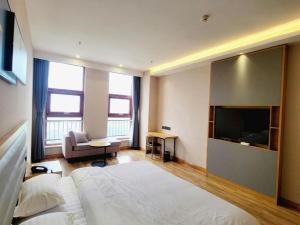 Una televisión o centro de entretenimiento en Green Tree Inn Express Tangshan Yueting County Bus Station